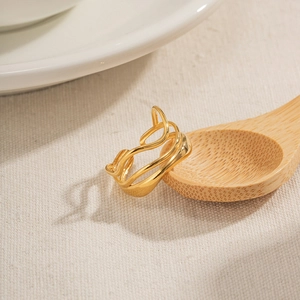 Unregelmäßiger goldener doppellagiger Ring mit minimalistischem organischem Design