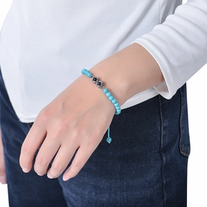 Bracelet en perles de pierre naturelle 6mm avec projection en 100 langues porté au poignet