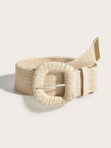 Détail de la ceinture en paille tressée beige avec boucle carrée et embout en cuir