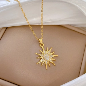 Nahaufnahme einer goldenen Sonnenkette mit funkelnden Zirkonia in einer Schmuckschatulle