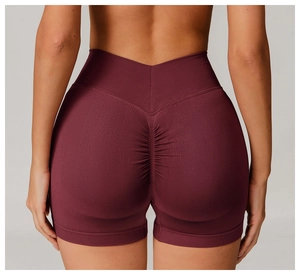 Détail macro du short de yoga bordeaux sans couture à taille haute avec effet push-up