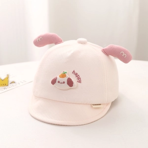 Détail du chapeau bébé en sergé de coton rose avec broderie chiot et oreilles