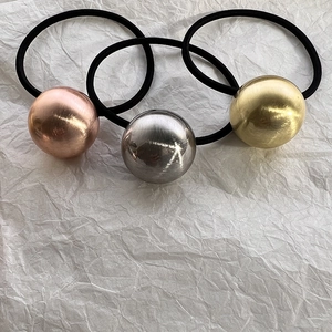 Lot de trois élastiques à cheveux minimalistes avec boules en métal brossé or, argent et or rose