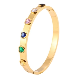 Bracelet en acier inoxydable doré orné de six zircons colorés en forme de cœur