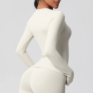 Gros plan d'un ensemble de yoga crème sans couture montrant la texture du tissu brossé doux