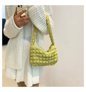 Détail du tissu gaufré vert citron sur un sac à bandoulière tendance pour femme