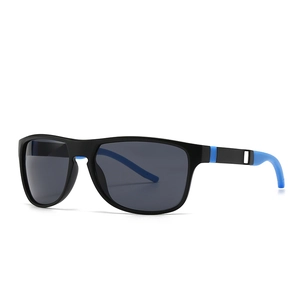 Gafas de sol TR negras clásicas con terminales azules antideslizantes sobre blanco