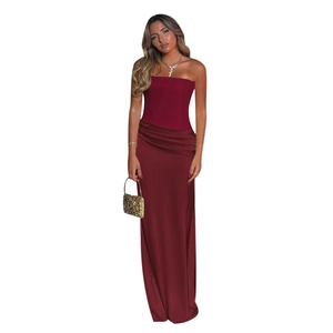Robe longue bustier en satin bordeaux avec coupe ajustée et jupe longue à plis élégants