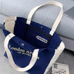 Dettaglio della borsa tote in tela con chiusura magnetica e tasca interna con zip