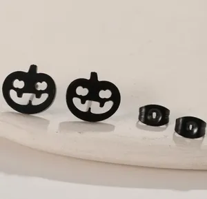 Detailansicht der schwarzen Halloween-Kürbis-Ohrstecker aus Edelstahl mit ausgeschnittenem Lächeln