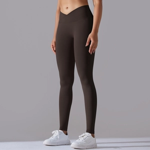 Dettaglio dei leggings yoga marrone scuro con vita incrociata e trama in tessuto a costine