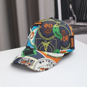 Primer plano de gorra de béisbol con estampado de grafiti de colores y textura.