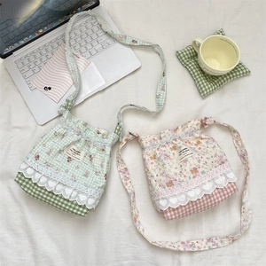 Détail de sacs à bandoulière en coton matelassé avec dentelle et broderie en forme de cœur