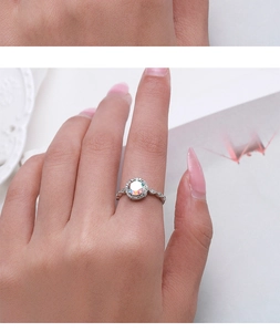 Dettaglio anello in argento S925 con zircone colorato e design a fascia intrecciata
