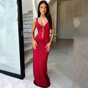Détail de la robe rouge dos nu avec découpes, taille froncée et licou à lacets élégant