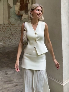 Ensemble tricot blanc deux pièces avec gilet col en V, mini-jupe et boutons dorés