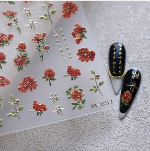 Vue macro de stickers ongles M-851 avec fleurs rouges et caractères dorés chinois