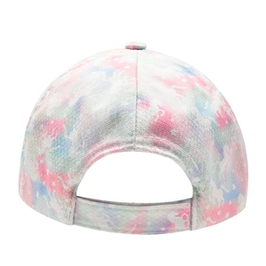 Vista posteriore del berretto tie-dye da bambina con cinturino regolabile sul retro