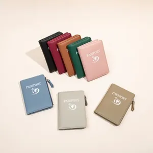 Dettaglio di custodie colorate per passaporto con protezione RFID e icona aereo