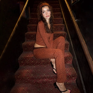 Ensemble léopard trois pièces avec sweat à capuche, pantalon évasé et bandeau assorti