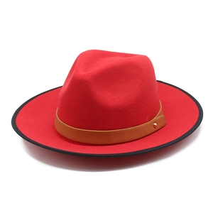 Détail du chapeau en feutre rouge avec ceinture en cuir marron et rivet doré chic