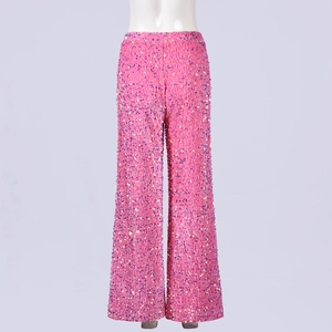 Gros plan détaillé montrant les paillettes roses denses et la texture du pantalon large