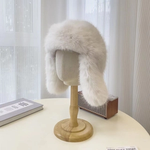 Dettaglio del cappello colbacco in pelliccia sintetica bianca con paraorecchie caldi