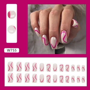 Unghie finte quadrate medie color bianco latte con eleganti linee ondulate fucsia