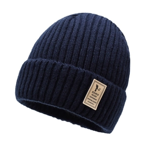 Warme marineblaue Winterstrickmütze für Herren mit einem dekorativen Sportetikett
