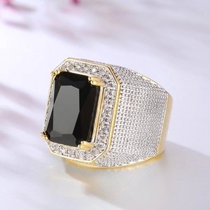 Anello hip hop da uomo placcato oro con grande zircone nero rettangolare e pavé di pietre