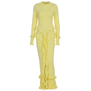 Détail de la robe en maille jaune avec volants, poignets smockés et ourlet élastique