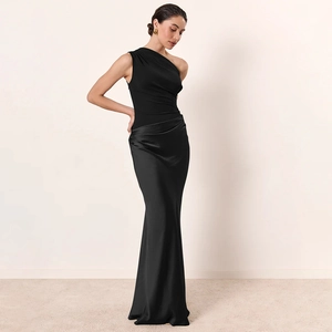 Robe longue élégante en satin noir à une épaule avec coupe ajustée et détails froncés