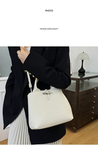 Gros plan du mini sac en cuir beige avec fermoir en bambou et bandoulière amovible