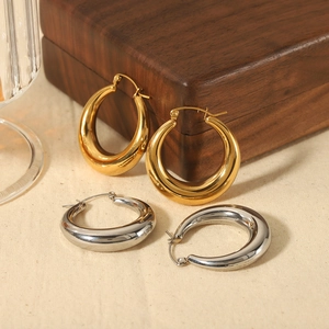 Créoles épaisses polies en acier inoxydable or 18 carats et argent sur boîte en bois