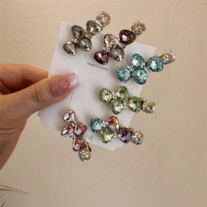 Détail de mini barrettes papillon en strass en six couleurs avec base en alliage doré