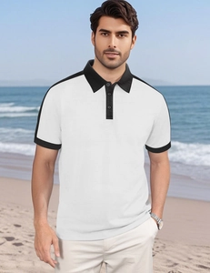 Polo blanc pour homme avec finitions noires sur la plage pour un style de vacances