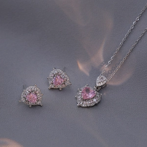 Collier Pendentif Cœur Zircon Rose Acier Titane Cluster Floral Bijoux Élégants Brillants Cadeau Pour Femmes Style Romantique