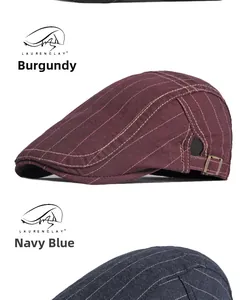 Détail du béret à rayures avec boucle de réglage latérale en métal en bordeaux et marine