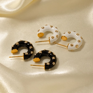 Fashionable C-shaped titanium steel earrings with black and white enamel and crystals