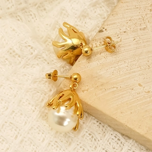 Vintage stainless steel floral pearl stud earrings with a gold irregular molten design