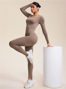 Detailansicht eines braunen nahtlosen Langarm-Fitness-Jumpsuits mit hoher Elastizität