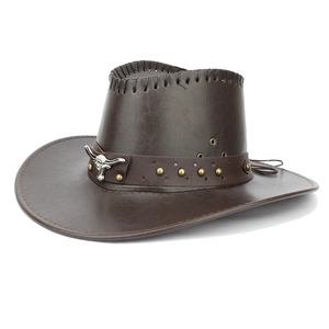 Detail eines Western-Cowboyhutes mit metallischem Bullenkopf-Emblem und geflochtener Naht