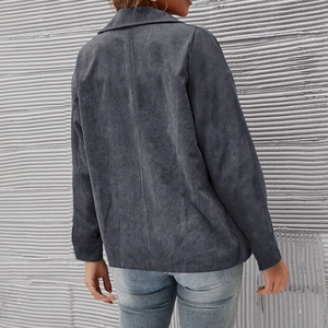 Rückansicht einer doppelreihigen Cordjacke mit Fokus auf Schnitt und Stoffstruktur