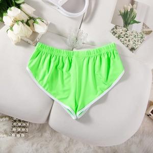 Flache Ansicht neongrüner Sportshorts mit weißer Paspelierung auf weißem Untergrund
