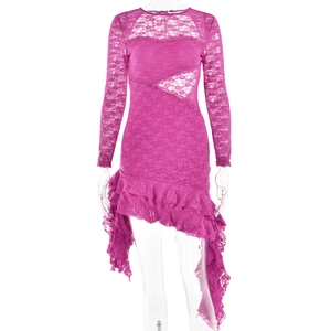 Détail de la robe en dentelle fuchsia avec découpe à la taille et ourlet volanté