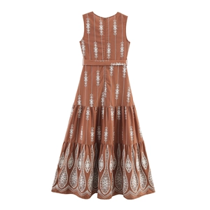 Robe longue bohème marron sans manches avec broderies florales blanches et col en V évasé