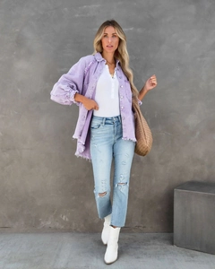 Lavendelfarbene Jeansjacke mit Fransen im Distressed-Look und weißem Tanktop-Outfit