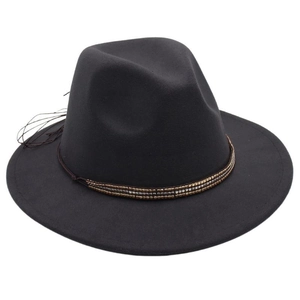 Détail d'un chapeau fedora en laine avec cordon tressé brun, perles et plume décorative