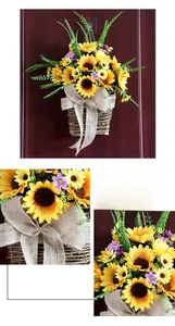 Detail von Sonnenblumen-Hängekorb mit Leinenschleife und rustikaler Holztextur