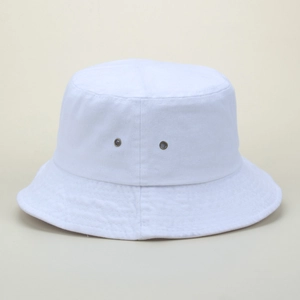 Détail d'un chapeau bob en toile de coton blanc montrant les coutures et les œillets